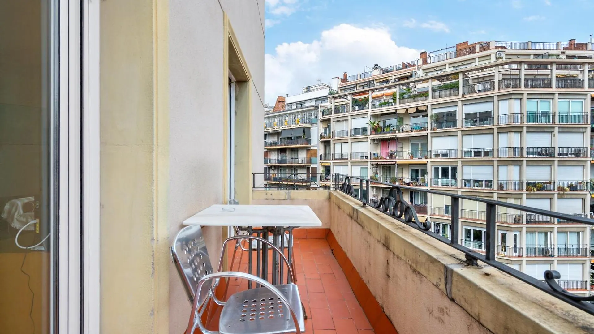 For Couples, Families And Groups, Barcelona Center Apartment